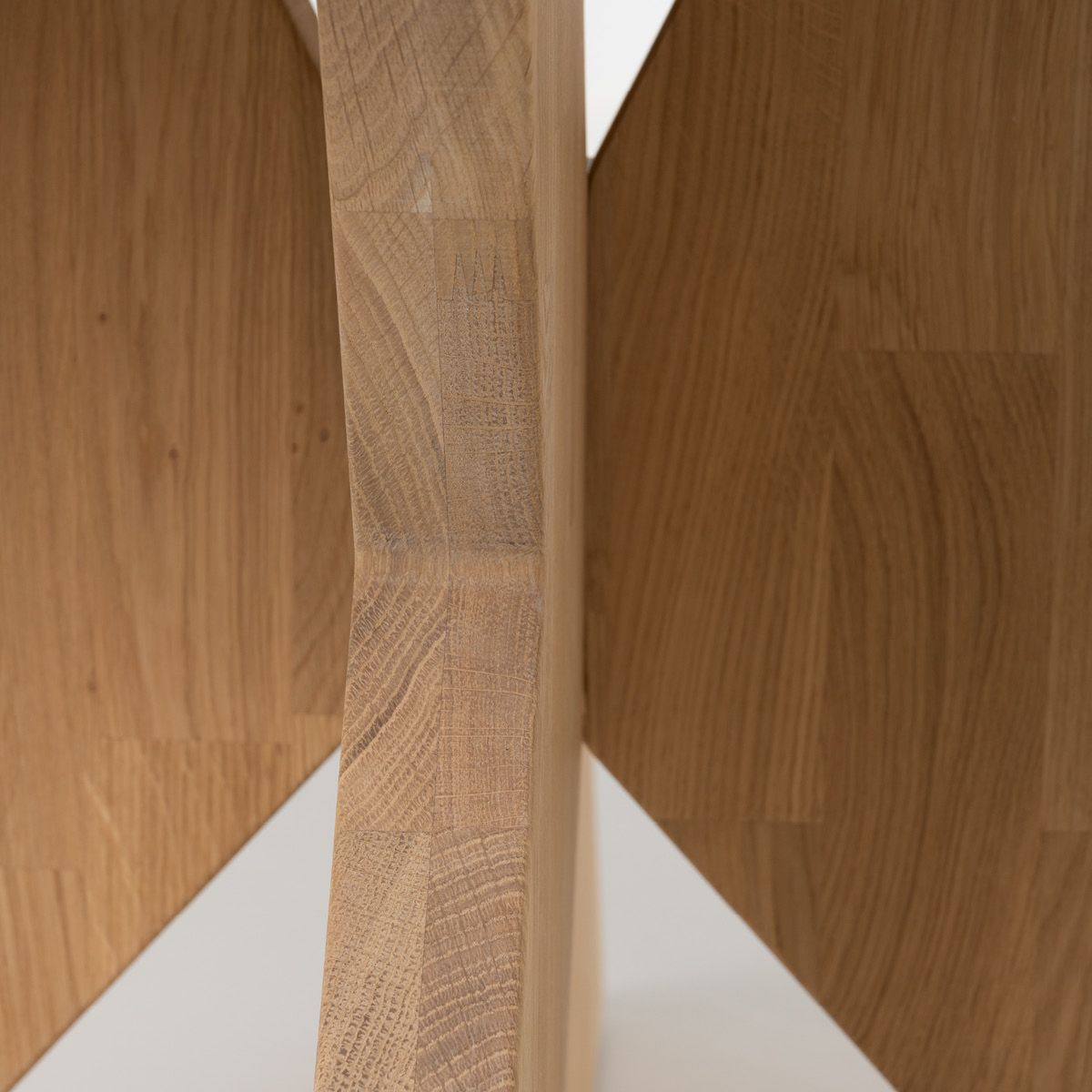 Aspen rundt spisebord ø120 (220) med 2 tilleggsplater hvitoljet heltre eik