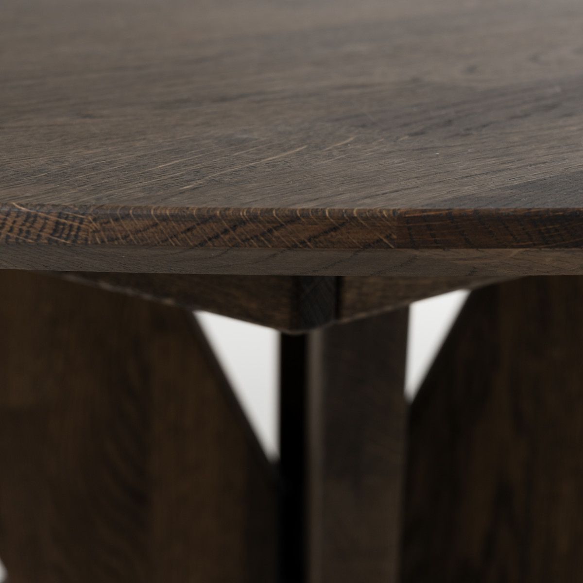 Aspen rundt spisebord ø140 (340) med 4 tilleggsplater røkt heltre eik